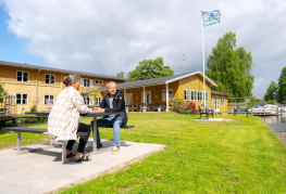 Vi har en smuk have med mange siddepladser så I kan nyde udsigten og ikke mindst aktiviteterne på vandet.  Vi har en smuk have med udsigt til vandet.