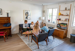 Kort- og brætspil kan skabe meget glæde i dagligstuen.  Dagligstuen benyttes ofte af vores unge gæster som spiller kort eller brætspil.