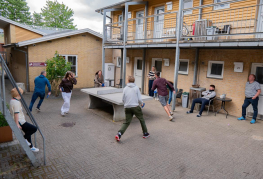 Bordtennisbordet er altid et hit. Der er spillet mange spil rundt om bordet. 