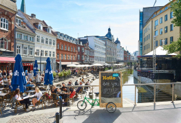 Danhostel Aarhus City - aarhus å ligger lige ved siden af