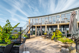 Værelsesbygning med 15 værelser - alle med udsigt over Kalø Vig Værelsesbygning