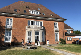 Hovedbygningen er fra 1908 og er et utroligt smukt bygningsværk. Vandrerhjemmet har egen strand og ligger tæt på skoven. Danhostel Helsingør