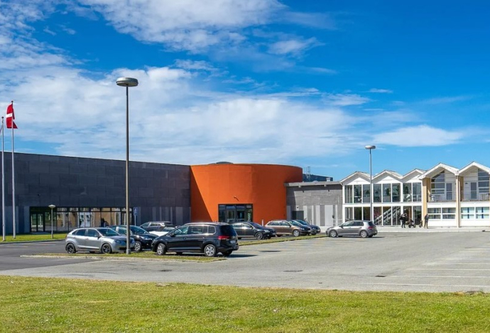 Sæby Spektrum & DanHostel stedet der kan danne ramme om jeres næste træningslejr, sportsrejse eller anden form for grupperejse. Vi står klar til at hjælpe dig. Centeret faciliterer 2 store sportshaller, gymnastiksal, rytmesal, springcenter, fitness, crossfit og meget mere. 